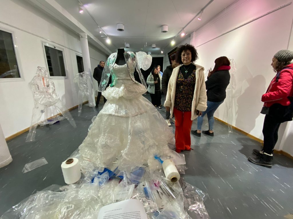 «Hilvanar, zurcir y coser todas esas que soy…»: La nueva muestra de Itala Gordillo en la Sala Liliana Venanzi