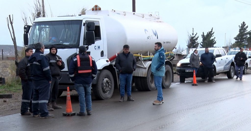 La Municipalidad continúa con el operativo de distribución de agua con camiones