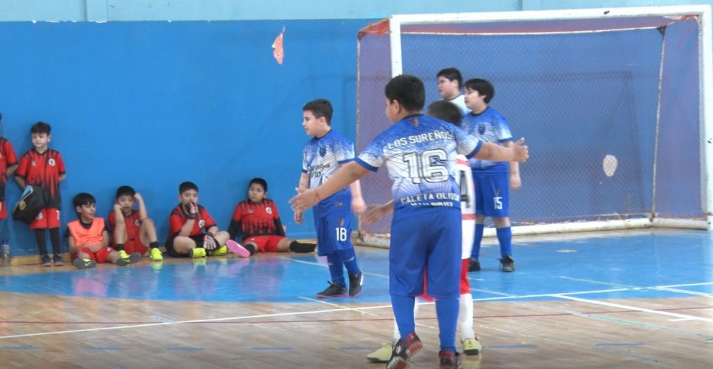 Encuentro de futbol infantil en el gimnasio Chichino Ibañez