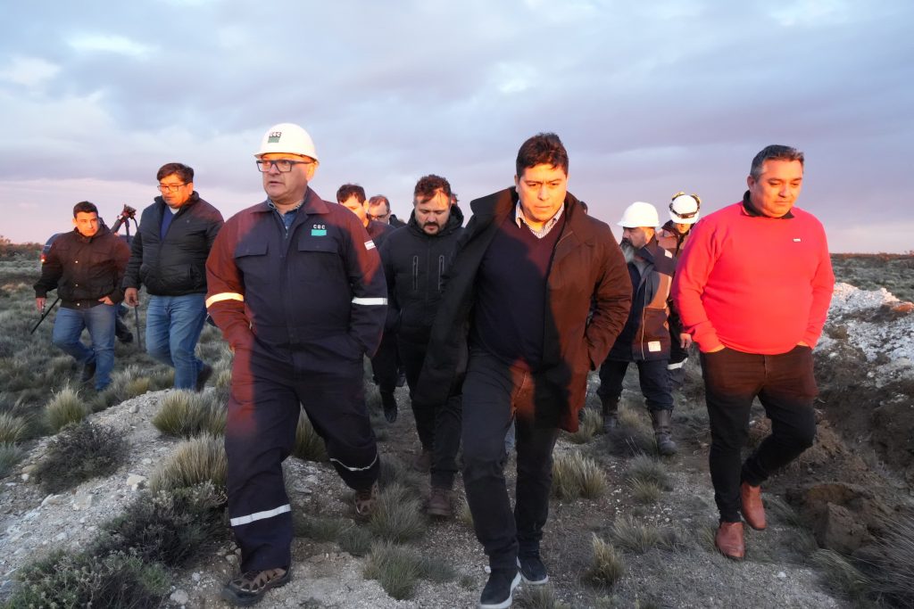 El Gobernador Claudio Vidal recorrió la obra del acueducto de Cañadón Quintar