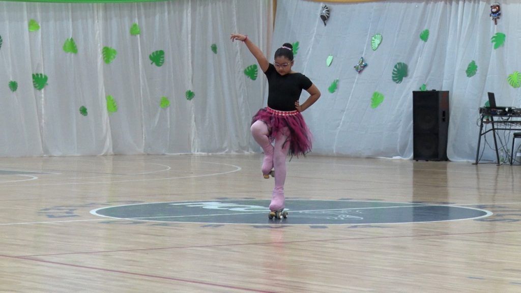 La escuela de patín artístico Ruedas del Sur presentó su muestra “Jungla” en el gimnasio Pancho Cerda