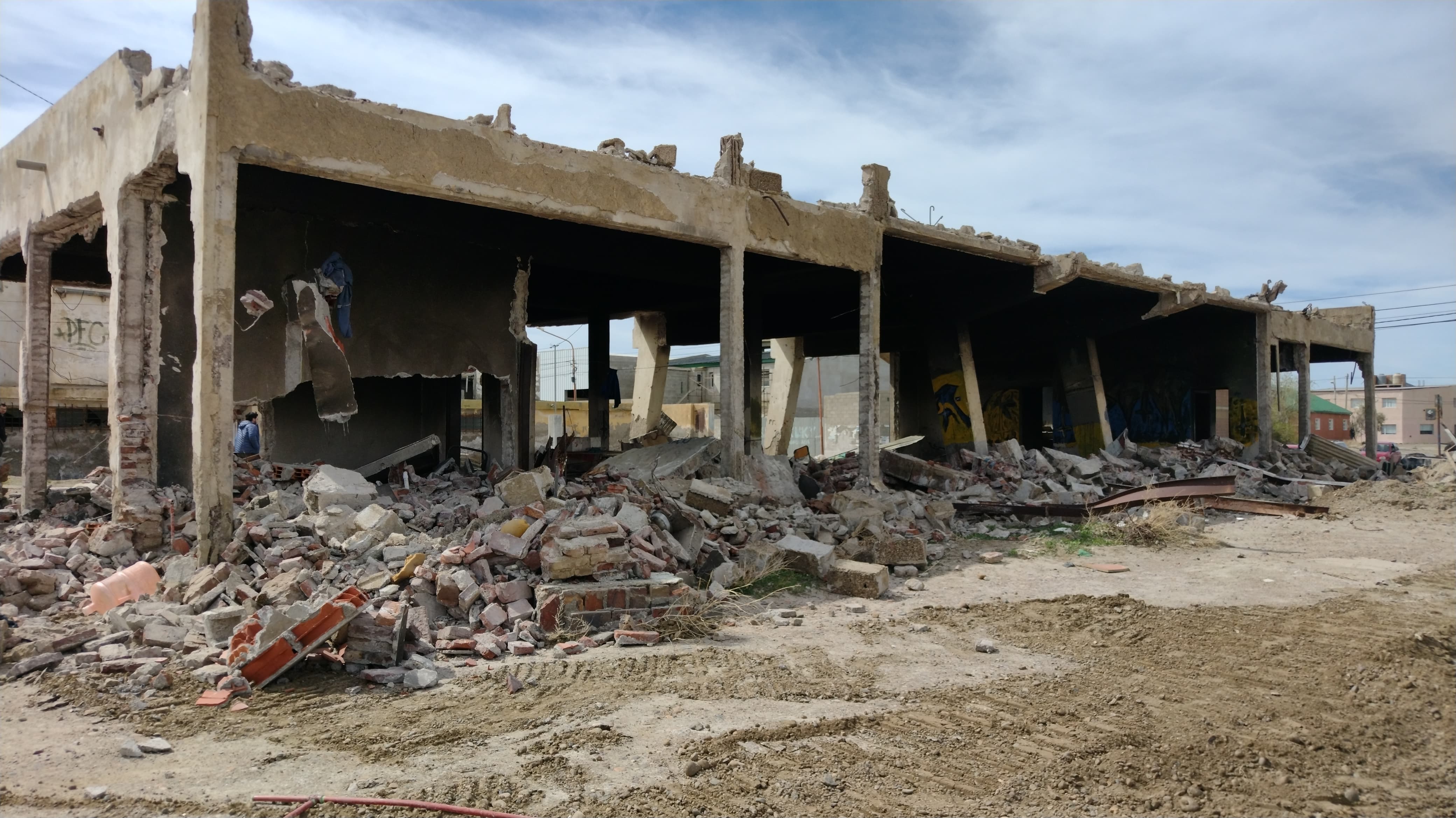 Con el objetivo de reforzar la seguridad del sector el municipio inició la demolición de edificio abandonado