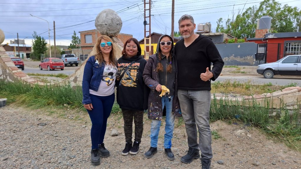 Alumnos realizan la reconstrucción de una esfera del arco ubicado en el CeMEPA