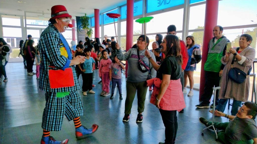 Cientos niños disfrutaron de una colorida tarde de teatro en el cine municipal