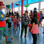 Cientos niños disfrutaron de una colorida tarde de teatro en el cine municipal