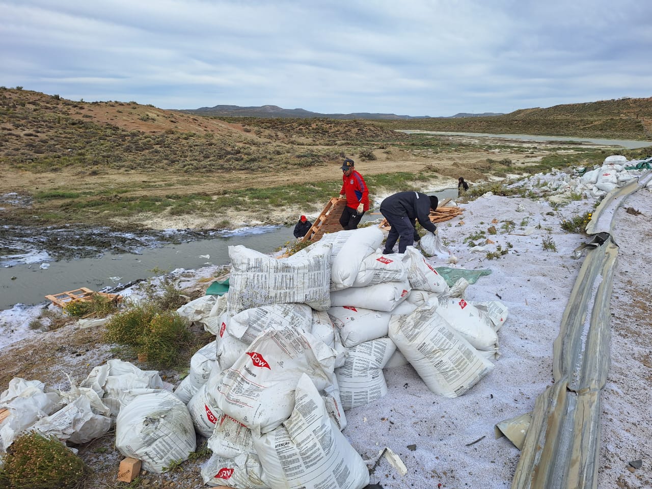 Articulan acciones de saneamiento ambiental tras accidente vial en Ruta 3