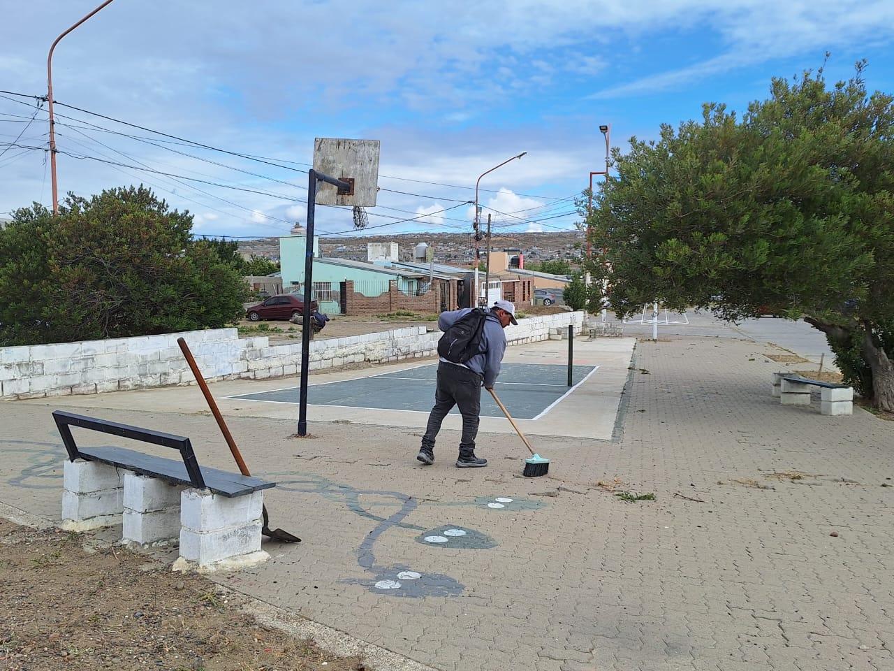 Se comenzó a efectuar un operativo de limpieza en los barrios Centenario y Jardín