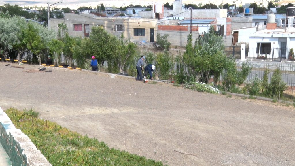 La Subsecretaría de Servicios realizó tareas de limpieza en la Parroquia Virgen del Valle