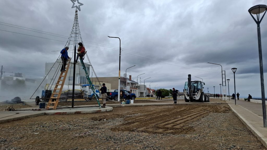 Avanza el armado del nuevo árbol de navidad para la ciudad