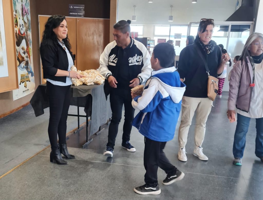 Alumnos de la escuela rural de Fitz Roy disfrutaron del cine