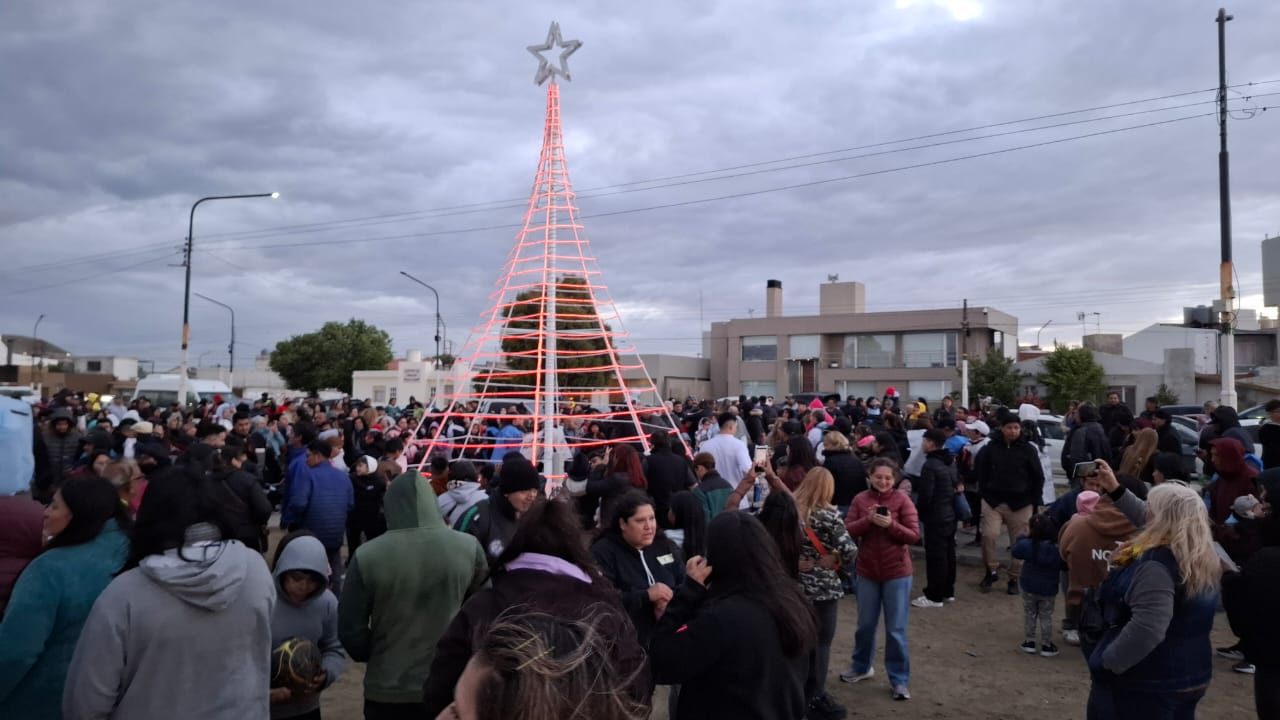 Caleta Olivia dio inicio a las celebraciones navideñas con el encendido del árbol en el paseo costero