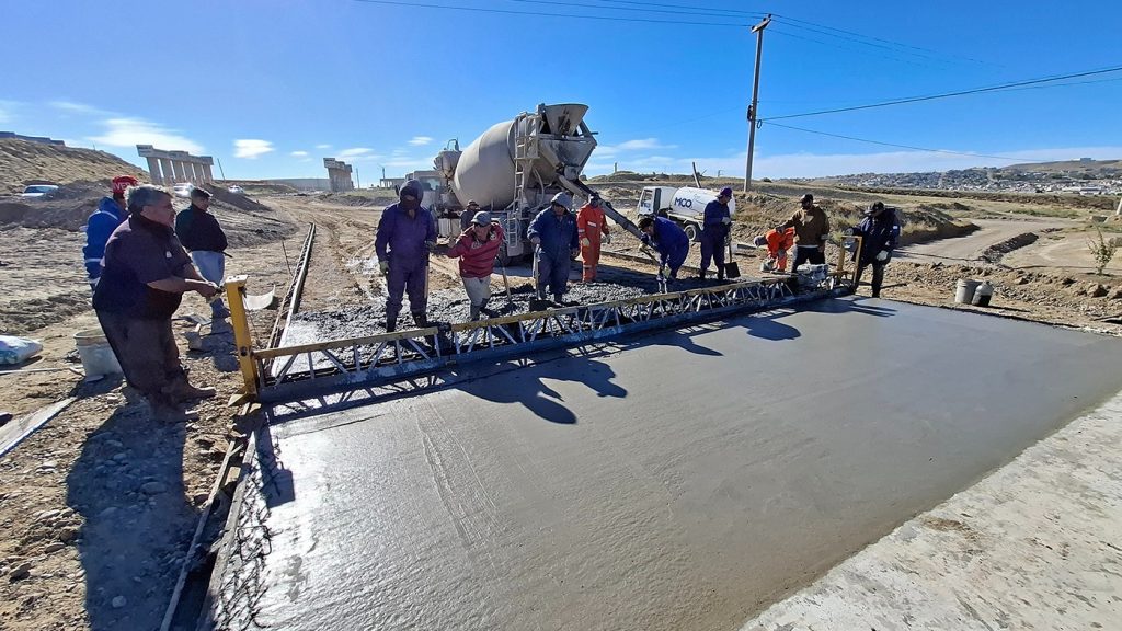 Avanza la obra de pavimentación en el acceso al barrio Rotary 23