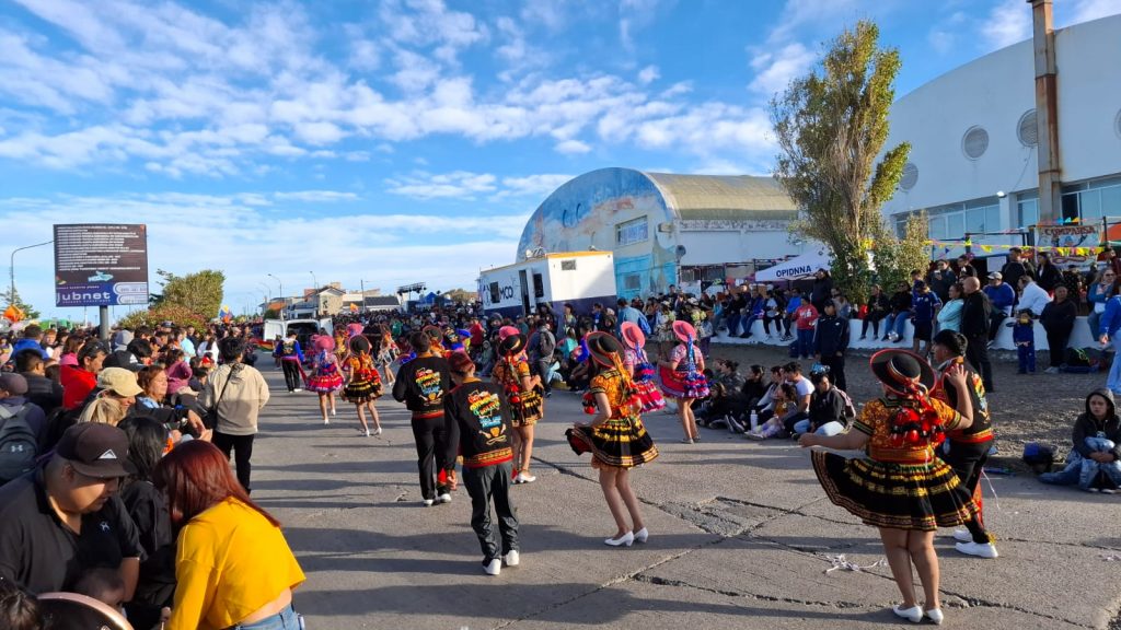 Primera jornada a puro color y ritmo en los carnavales caletenses