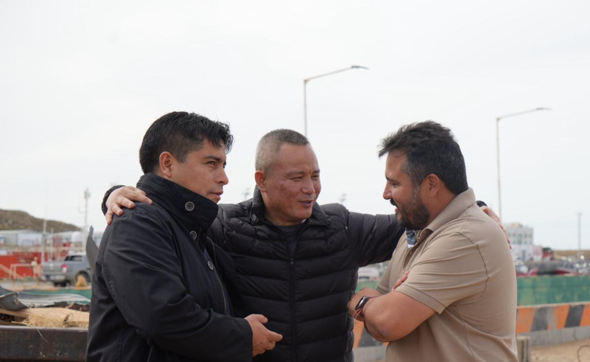 El gobernador Claudio Vidal recorrió el Puerto Caleta Paula con empresarios chinos