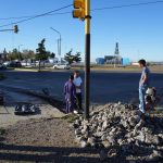 La Municipalidad de Caleta Olivia realiza bacheo de calle Senador Almendra