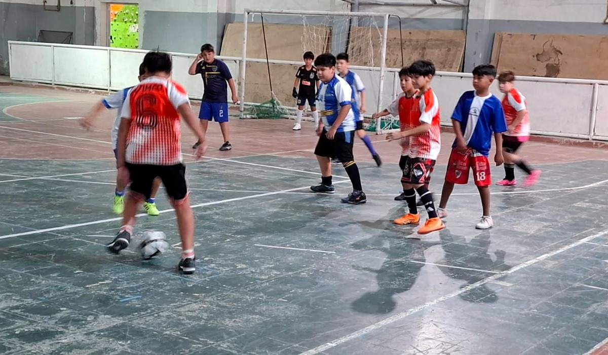 Encuentro de fútbol infantil en el gimnasio Enrique Mosconi
