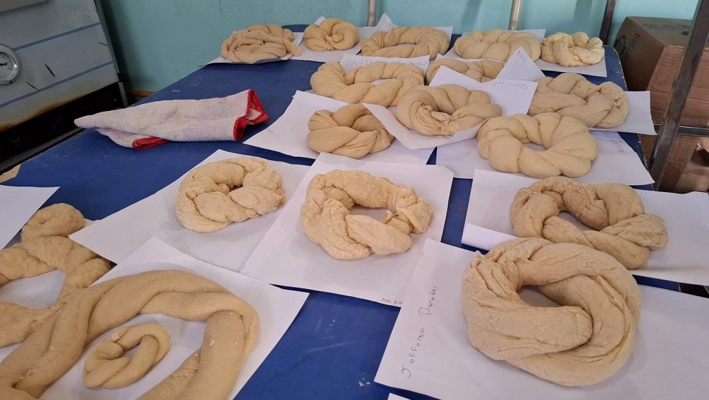 Más de 60 niños se sumaron a elaborar rosca de Pascua en el CIC Centenario