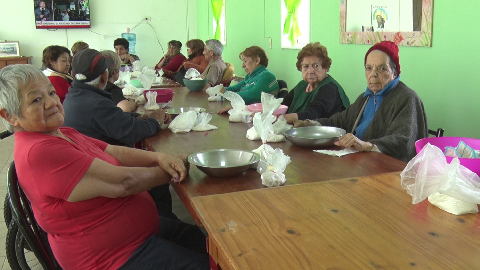 Residentes del Hogar de Ancianos elaboraron roscas de pascuas