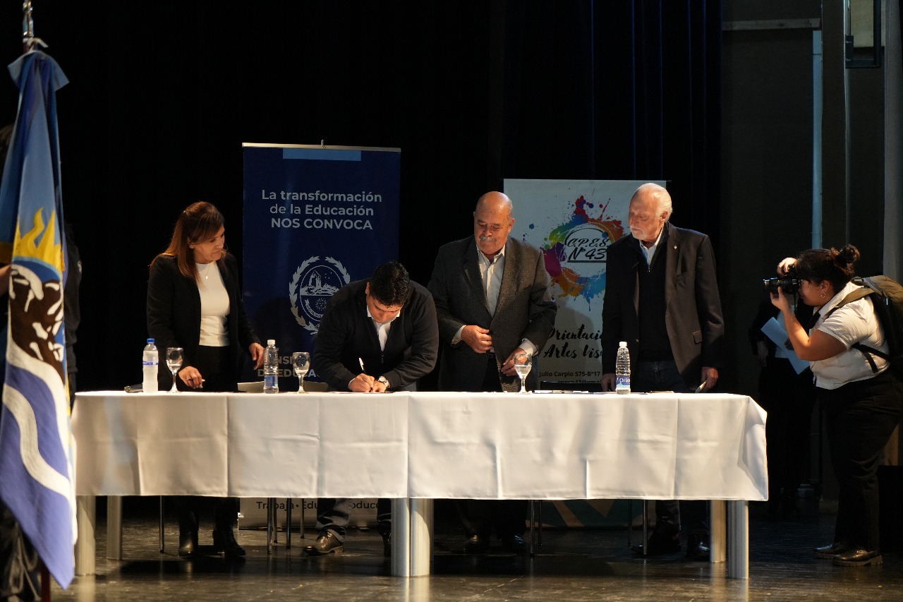 Firma del convenio para la finalización de la obra del Colegio Secundario N°43