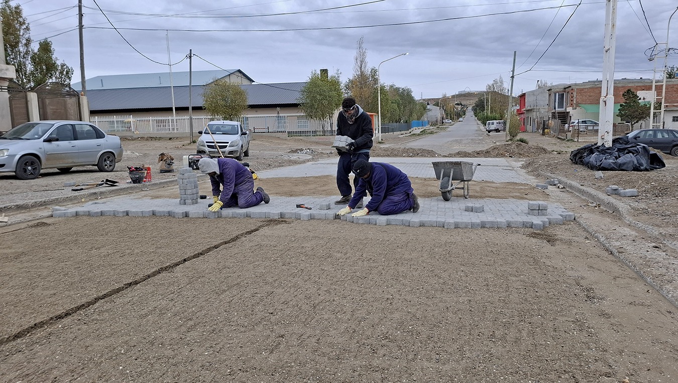 Avanzan las obras de adoquinado y mejoras viales en los barrios