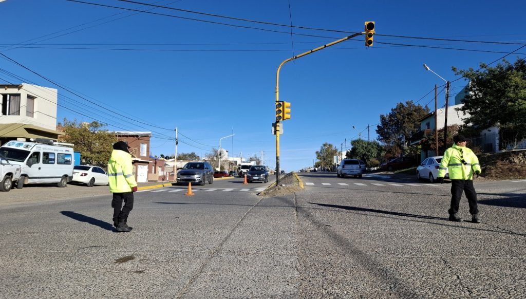 El municipio concretó la instalación de un nuevo semáforo en Av. República
