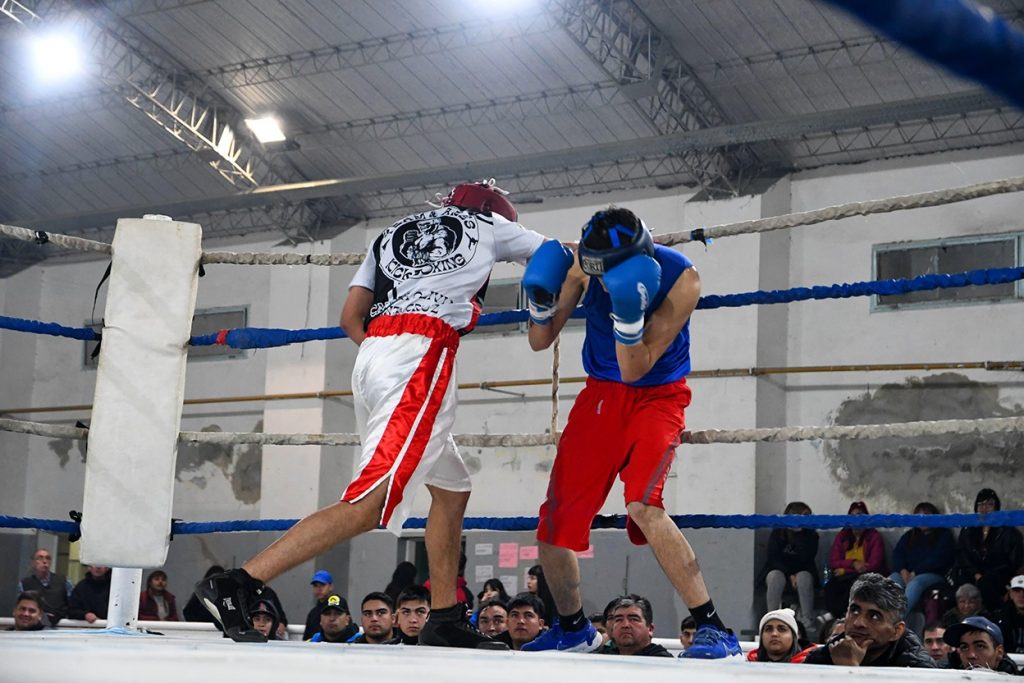 Velada de boxeo en el Mosconi reaviva el entusiasmo por el deporte del cuadrilátero