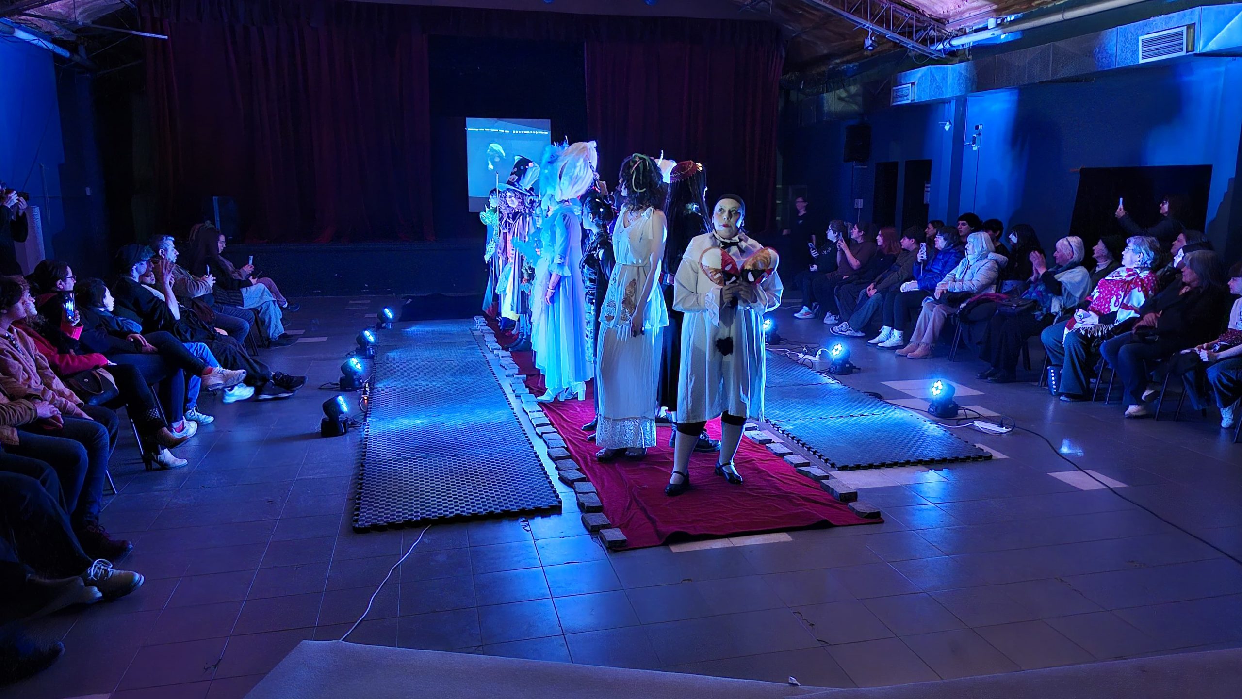 El taller de Maquillaje de la escuela municipal de Teatro celebró su 10° aniversario con un gran desfile show