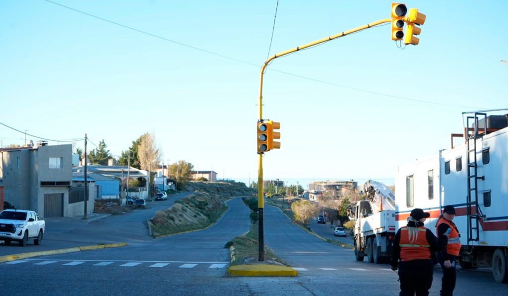 Inauguración del semáforo en Avenida República