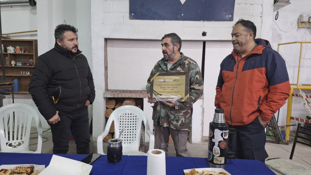 Municipio obsequió placa al Club Náutico de Caleta Olivia