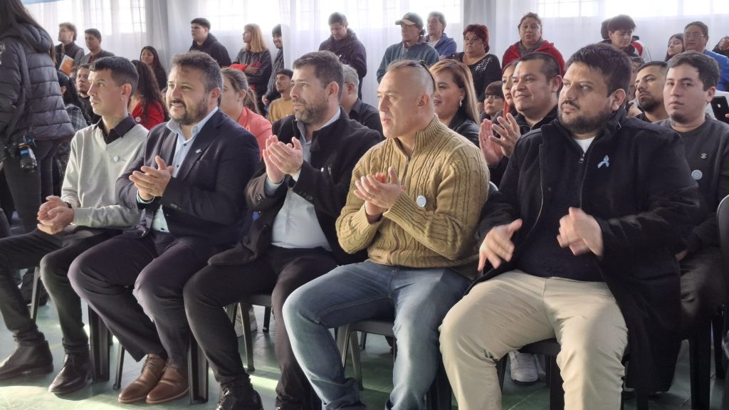 Carrizo acompañó la promesa a la bandera en la Escuela 57