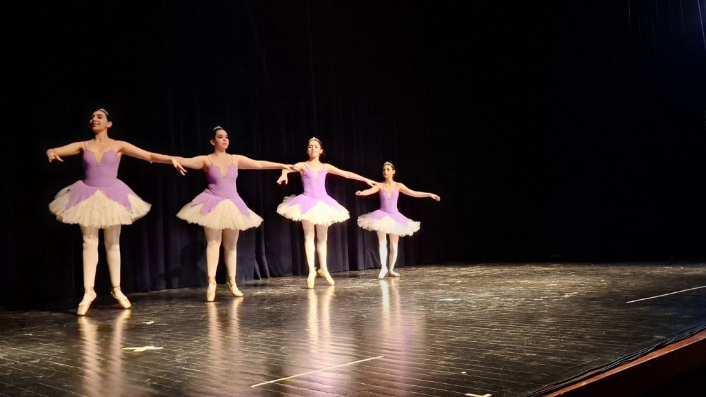 La Escuela Municipal de Danzas Clásicas presentó el Festival de Invierno