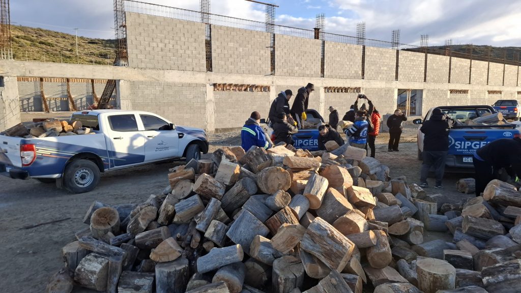 El municipio y el SIPGER concretan  distribución de leña en distintos barrios