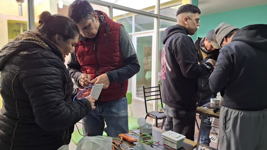 Con amplia participación se concretó el taller de prevención en electricidad domiciliaria