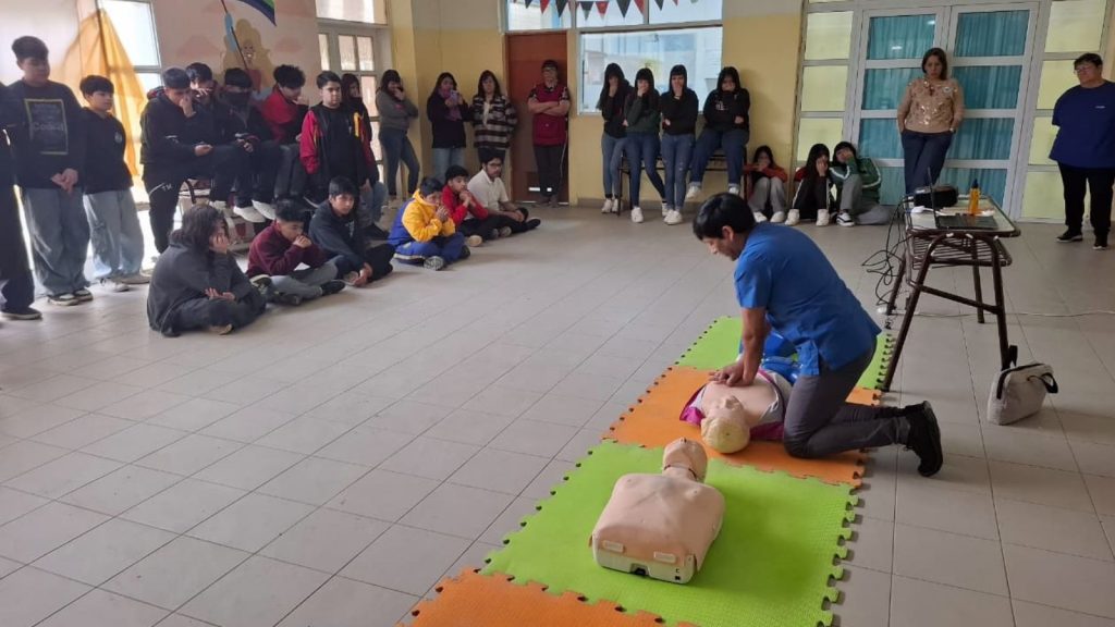 Brindan taller de Consumo Problemático y RCP a estudiantes secundarios