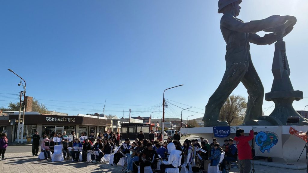Orquesta y coro infantil de festejo en pleno centro de la ciudad