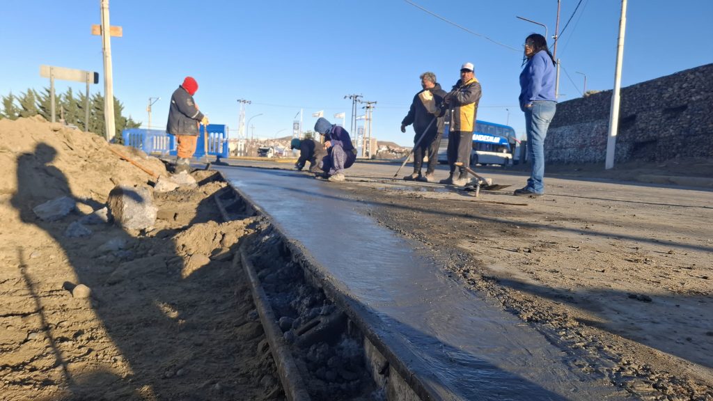 Municipio amplía calzada en el ingreso al barrio 13 de Diciembre