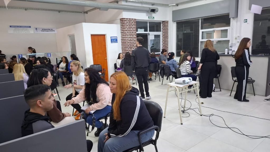 Trabajadores de Rentas se capacitaron en atención al contribuyente