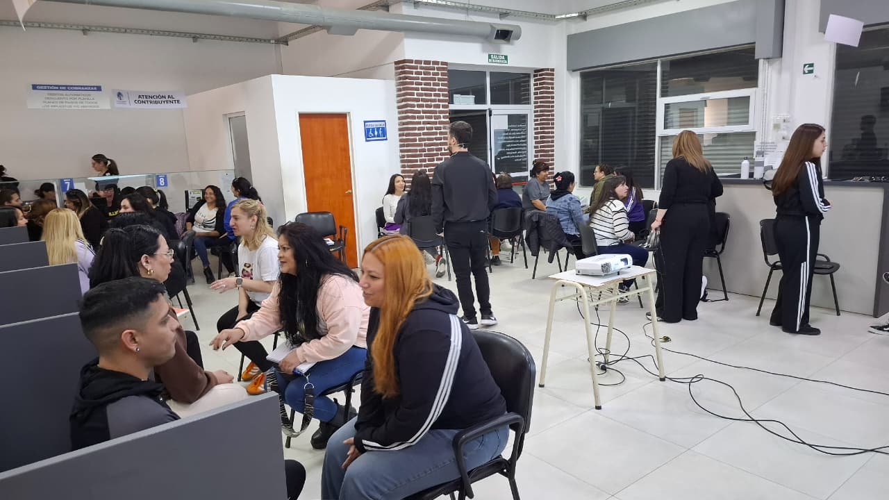 Trabajadores de Rentas se capacitaron en atención al contribuyente