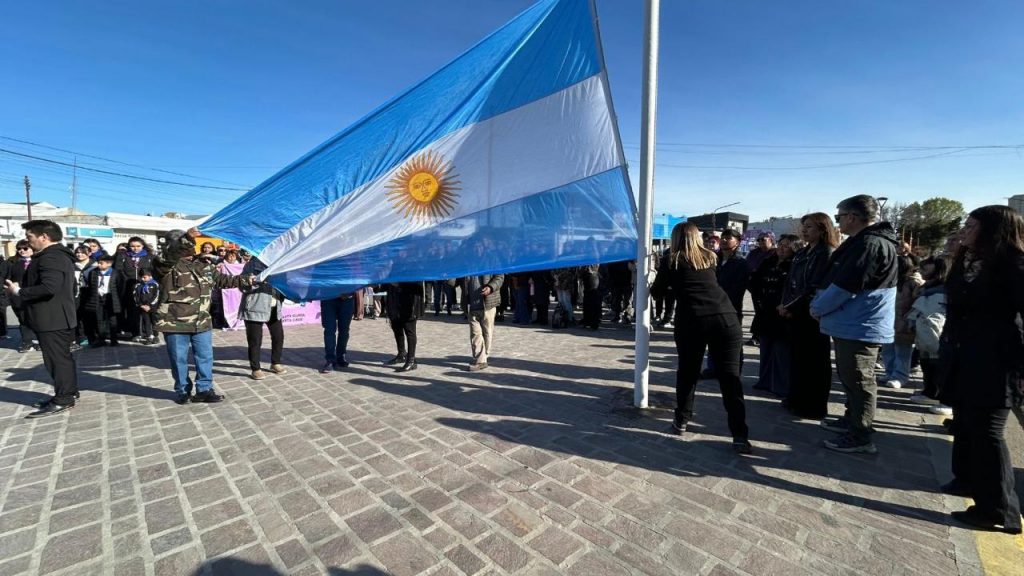 El municipio realizó el izamiento de la Bandera Nacional homenajeando a los jubilados