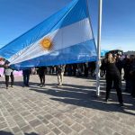 El municipio realizó el izamiento de la Bandera Nacional homenajeando a los jubilados
