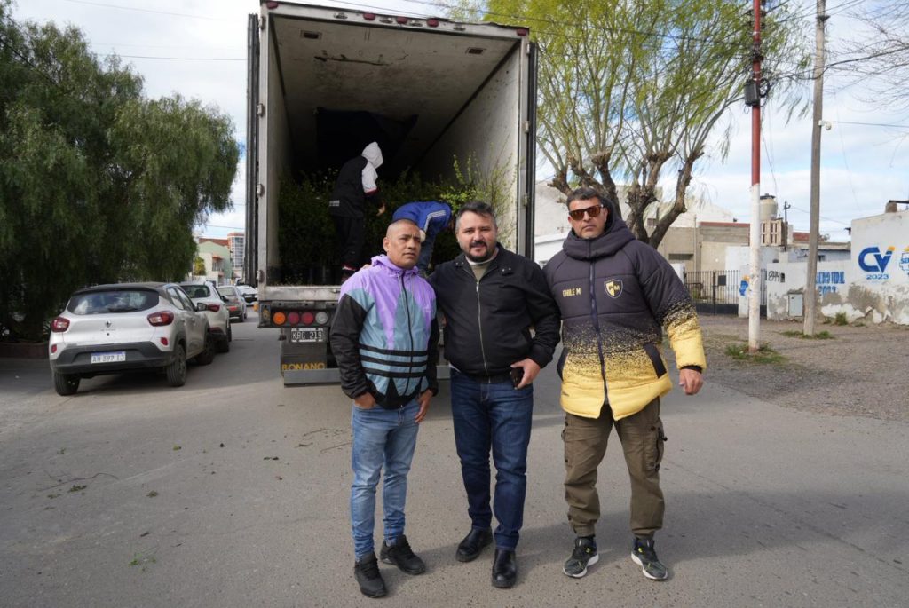 La Municipalidad de Caleta Olivia recibió 2.600 plantas para fortalecer la forestación urbana