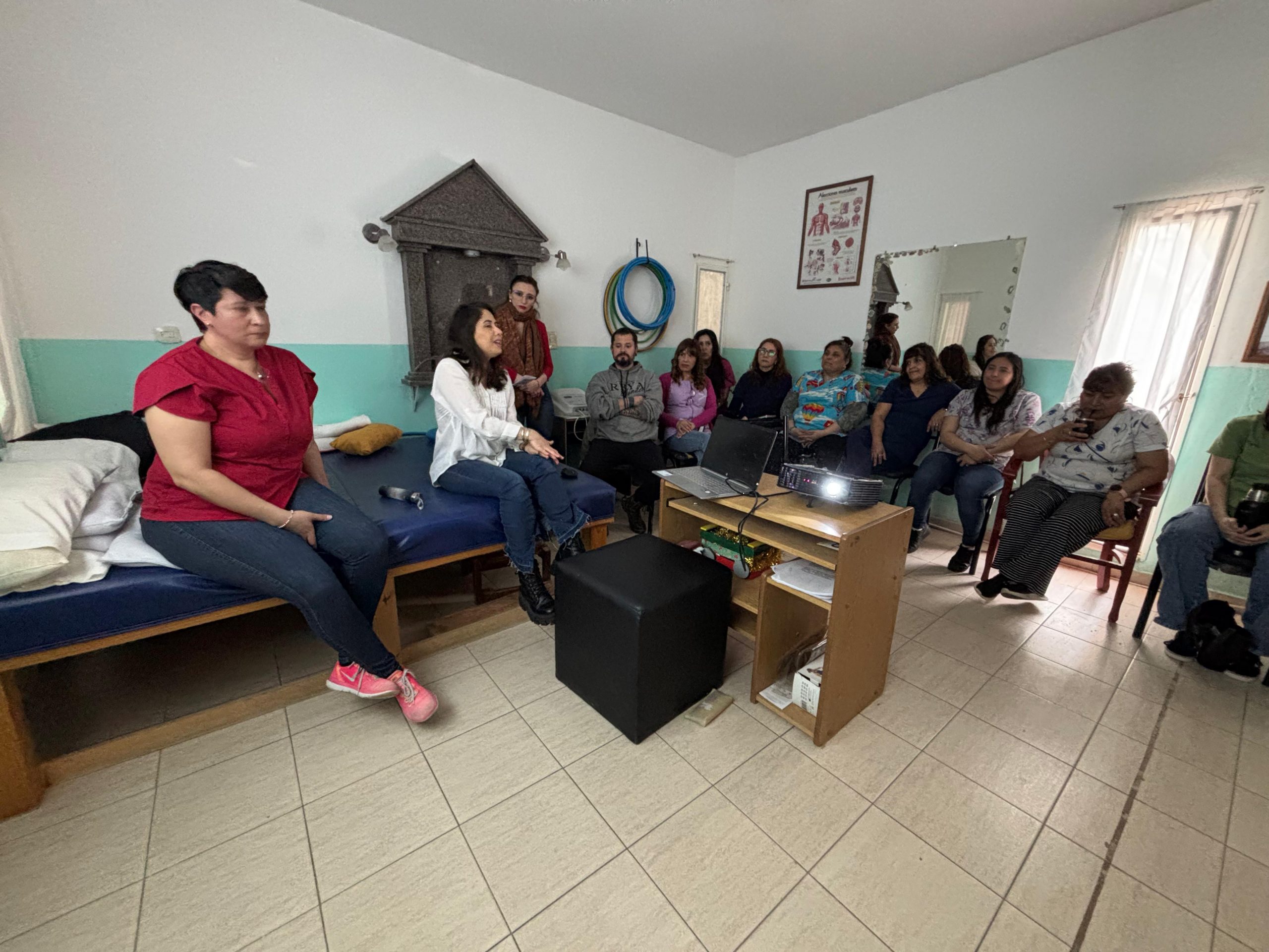 Brindan capacitación a personal de Hogar de Ancianos