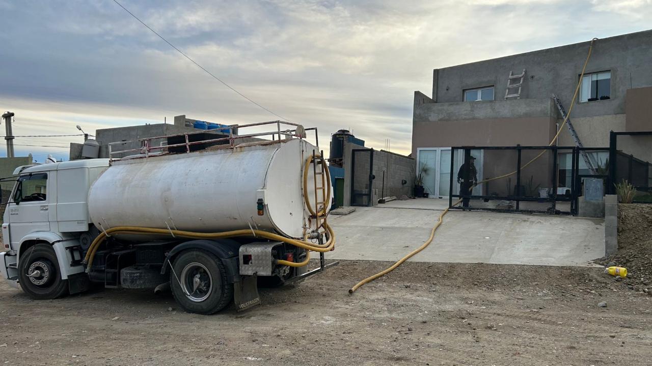 La Municipalidad asiste a vecinos del barrio Golfo San Jorge con camiones cisterna
