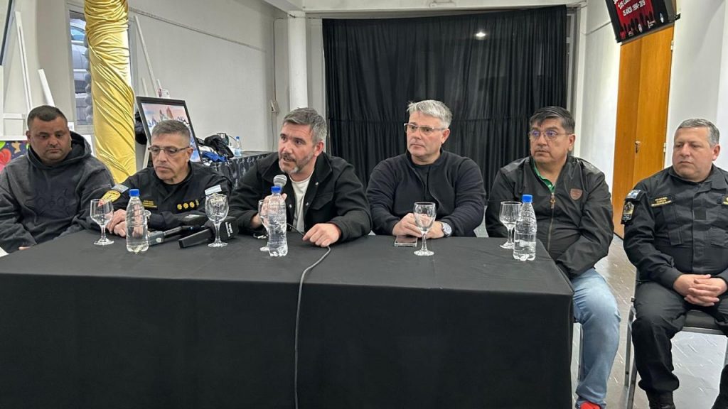 Caleta Olivia refuerza operativos y suspende servicios por temporal de viento