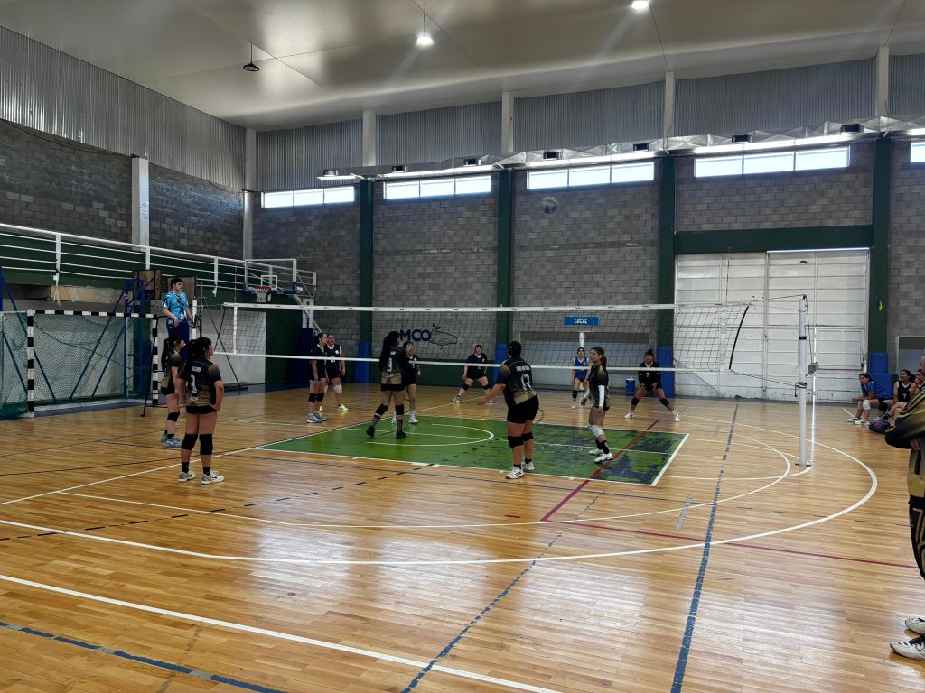 Ocho equipos disputan el certamen de voley en el marco del aniversario de Caleta Olivia