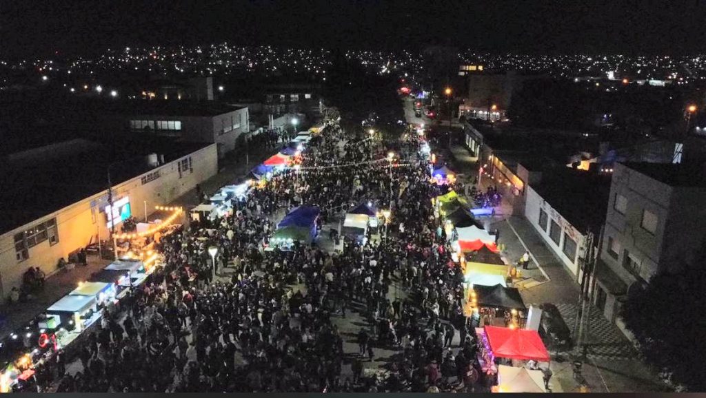 Éxito rotundo en “La Huella de los Sabores”: el Centro se llenó de vecinos en una nueva noche de gastronomía, música y encuentro