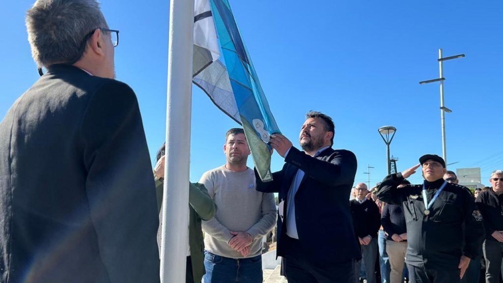 El municipio celebró el inicio de mes aniversario con el izamiento de la bandera local