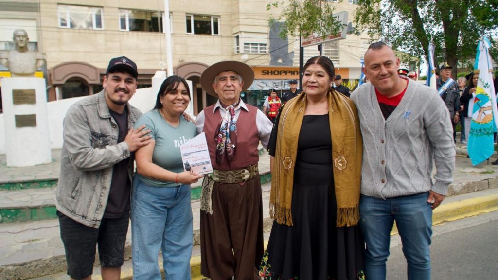 La comunidad celebró el Día de la Tradición con un desfile y muestras culturales en el centro de la ciudad
