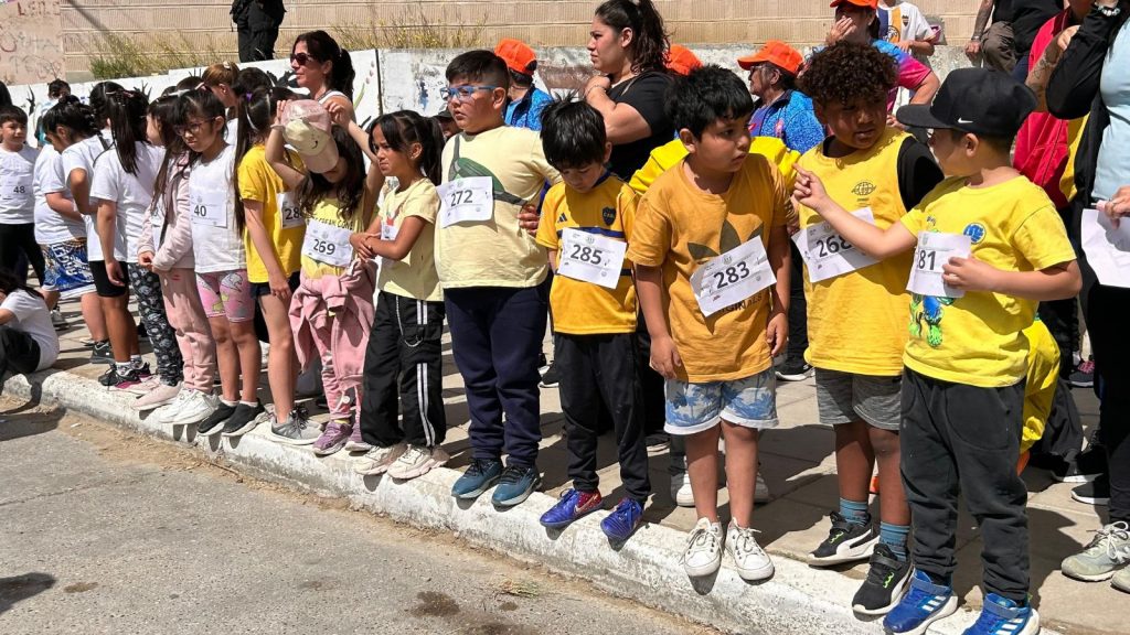 Más de 300 niños y adultos participaron de la segunda edición de “La Vuelta al Barrio”