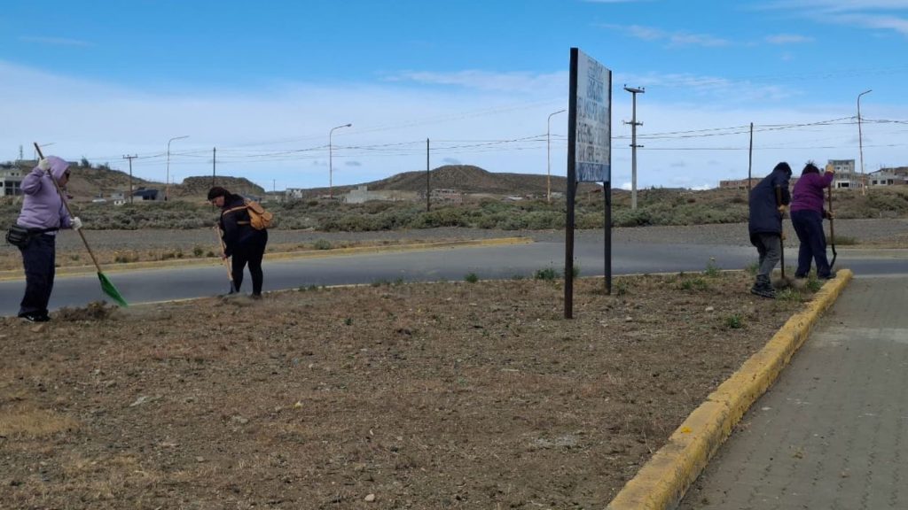Trabajos de limpieza, desmalezamiento y poda preventiva en la ciudad